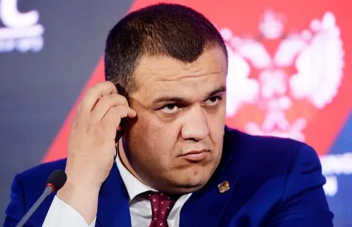 Кремлев раскритиковал чиновников, запрещающих спортсменам использовать национальную символику