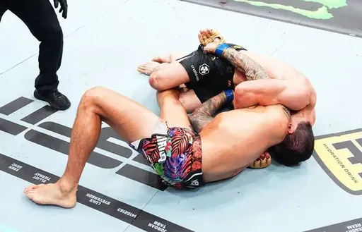 Махачев получил два бонуса по итогам турнира UFC 302