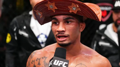 Укушенный соперником боец UFC Лима: сначала я подумал, что порезался об клетку