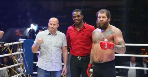 Чемпион UFC Джонс выразил почтение Федору Емельяненко и попросил его передать привет Александру