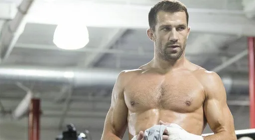 «Людям пора проснуться». Рокхолд раскритиковал UFC из-за небольших бонусов