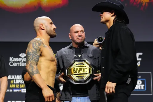 Волкановски и Лопес провели финальную битву взглядов перед UFC 325
