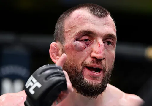 Муслим Салихов проиграл техническим нокаутом Ли Джинлиангу на UFC on ABC 3