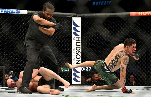 Стали известны обладатели бонусов на турнире UFC 277