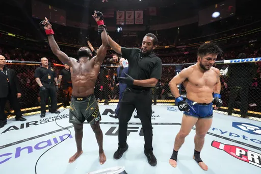 Стерлинг защитил титул и установил рекорд UFC, Курбанов одержал спорную победу в бою с Соро