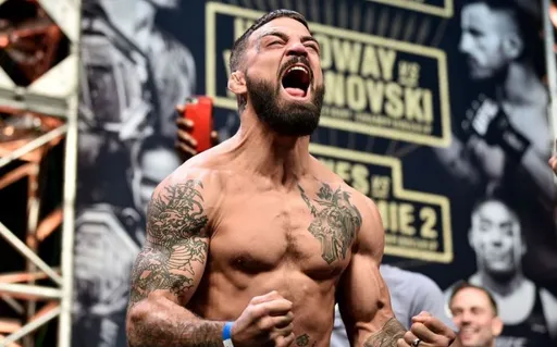 Боец BKFC Перри бросил вызов Стрикленду, нокаутировавшему россиянина на UFC Vegas 76