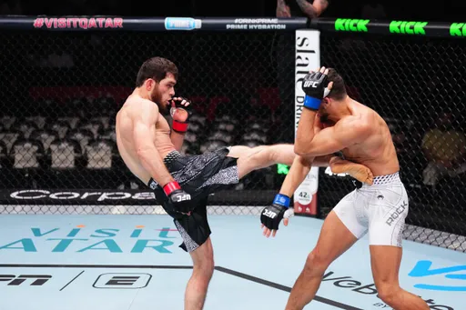 Таджикский Хабиб выиграл третий бой в UFC и остался непобежденным: Алиев победил Рока в Катаре