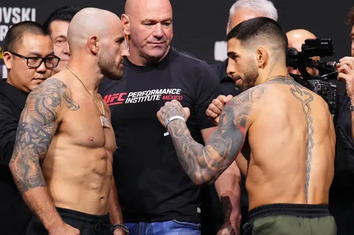 Обнародованы зарплаты участников турнира UFC 298: Волкановски – Топурия