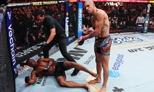 Холлоуэй и Перейра подарили нам культовые моменты на UFC 300: раньше такое видели только в кино