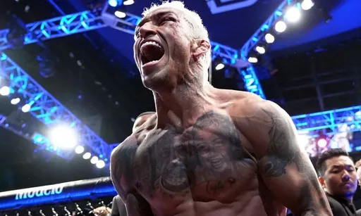 Экс-чемпион UFC Оливейра прогулялся со львом на поводке