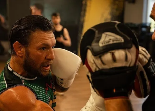 Экс-чемпион UFC Макгрегор показал работу на лапах