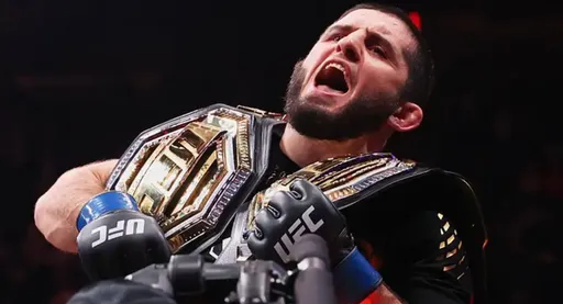 Махачев высмеял Гэрри за подготовленную рамку для пояса чемпиона UFC