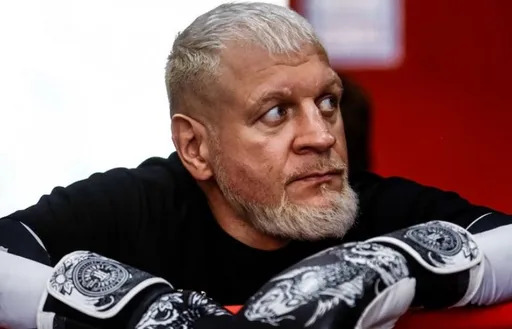 Александр Емельяненко поделился видео с отдыха: с любимой на высоте птичьего полета в Дубае