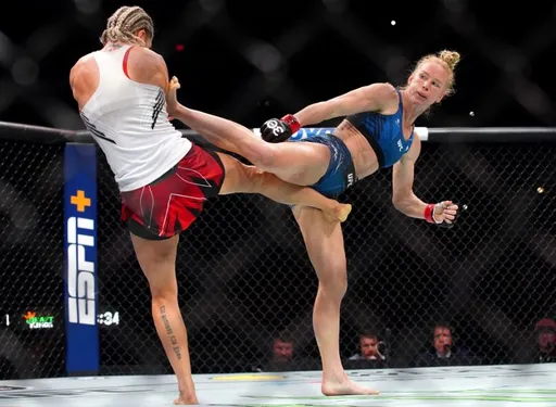 Холли Холм победила Яну Куницкую на UFC on ESPN 43