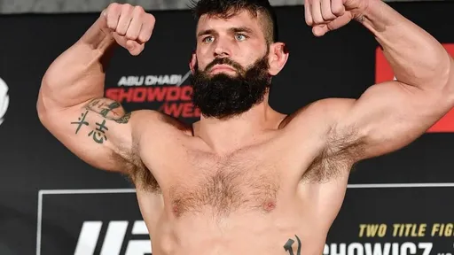 Американский боец UFC рассказал, откуда у него на теле татуировка серпа и молота