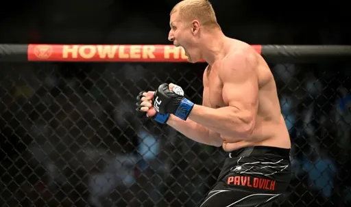 Первый номер тяжелого дивизиона UFC Павлович показал модное фото в цивильной одежде