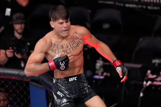 Лопес провел тренировку с чемпионом UFC Перейрой