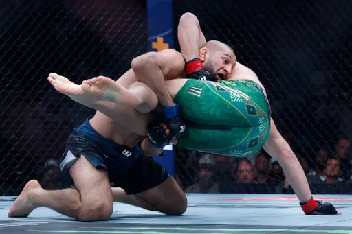 Гонорары участников UFC 319: Чимаев заработал более 2 500 000 долларов за победу над Дю Плесси
