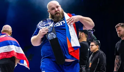 Сибирский фермер, ставший историческим чемпионом Power Slap: биография Василия «Пельменя» Камоцкого