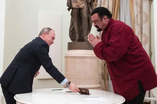 Стивен Сигал награжден орденом Дружбы