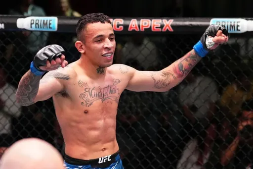Бразилец Пратес ярко нокаутировал британского экс-чемпиона UFC Эдвардса