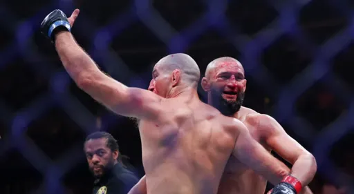 Чимаев надел чемпионский пояс UFC на Стрикленда после поражения