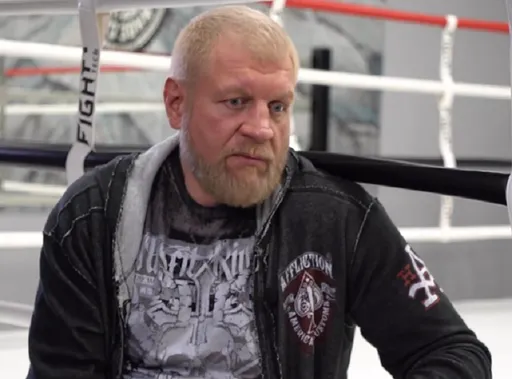 Александр Емельяненко выложил видео, на котором записывает музыкальный трек