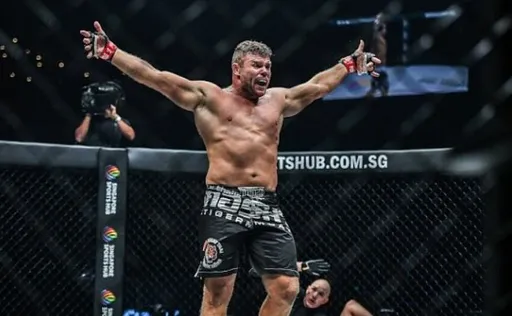 Малыхин намерен побороться за третий пояс ONE Championship после боя с Булларом