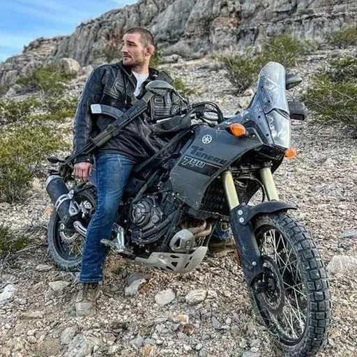 Чемпион UFC Стрикленд объяснил фанату, почему российский автомат AK лучше американского оружия