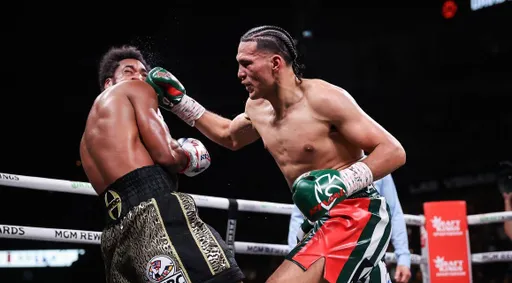 Временный чемпион WBC Дэвид Бенавидес одержал досрочную победу над Деметриусом Андраде