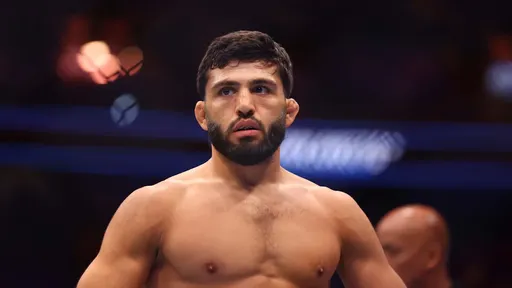 Царукян пришел на турнир UFC 326 в наручниках