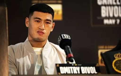 Бивол встретился с экс-чемпионом UFC Адесаньей в Саудовской Аравии