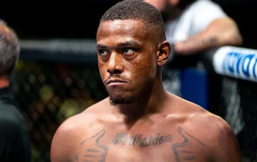 Бывший чемпион UFC Хилл перенес операцию на колене и выбыл из боев до конца 2026 года