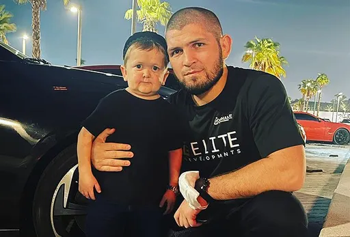 Хабиб и Хасбик отпраздновали триумф Махачева на турнире UFC 322, покушав пиццу