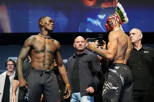 Перейра победил Адесанью на UFC 281 и стал новым чемпионом в среднем весе