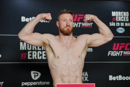 Пайфер нокаутировал Адесанью в главном бою турнира UFC Fight Night 271