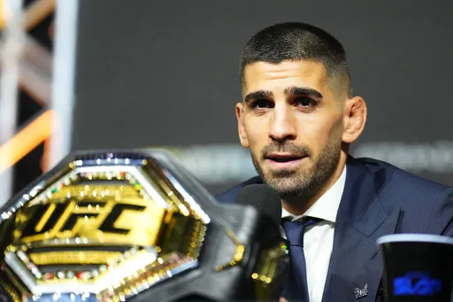 Топурия нокаутировал Холлоуэя и защитил титул чемпиона UFC