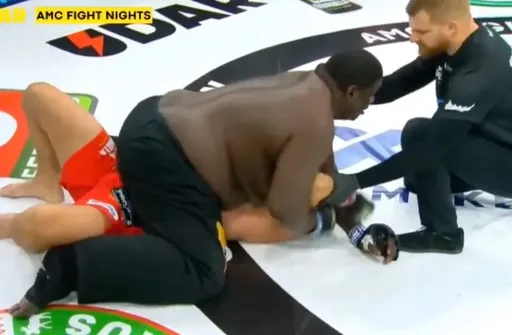Зулузиньо не знал о правиле AMC Fight Nights, запрещающем бойцам находиться в партере более одной минуты