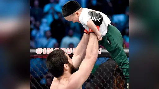 Махачев повесил пояс UFC на Хасбика и назвал его легендой