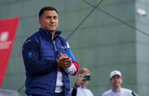 Роман Власов и Сидельников установили рекорд России в массовых приседаниях
