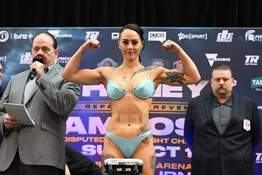 Экс-чемпионка IBF Джонсон оголила свои ягодицы для новой фотосессии