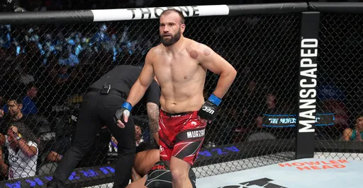 Мурзаканов и Коста провели дуэль взглядов перед боем на турнире UFC 327