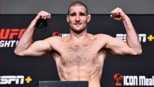 Стрикленд сломал свой чемпионский пояс UFC