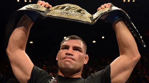 Бывший чемпион UFC Веласкес подписал контракт с лигой GFL