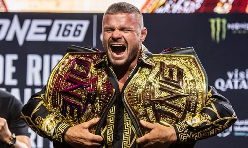 «Это кикбоксер?» Бывший чемпион UFC Биспинг признался, что не знает российского бойца Малыхина