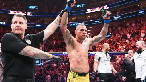 Перейра – первый боец, который всего за 11 боев в MMA завоевал титулы UFC в двух дивизионах