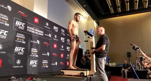 Махачев и Оливейра показали одинаковый вес перед UFC 280