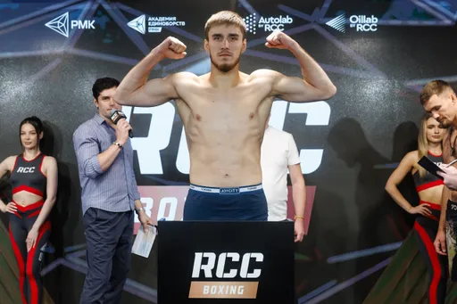 Атаев победил Гладуна единогласным решением судей на турнире RCC Boxing