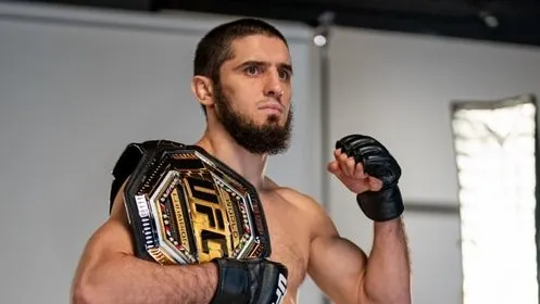 Махачев в соцсетях показал, как его посетили офицеры USADA