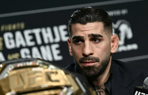 Топурия потерпел первое поражение в карьере и потерял пояс чемпиона UFC